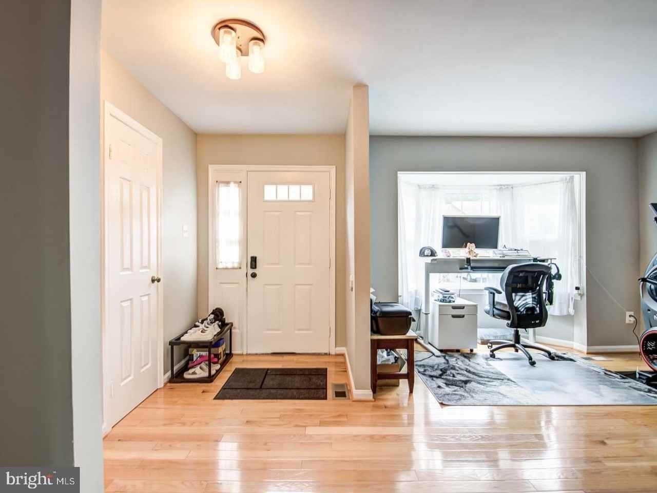 7112 Lake Cove Dr - Photo 5 of 45