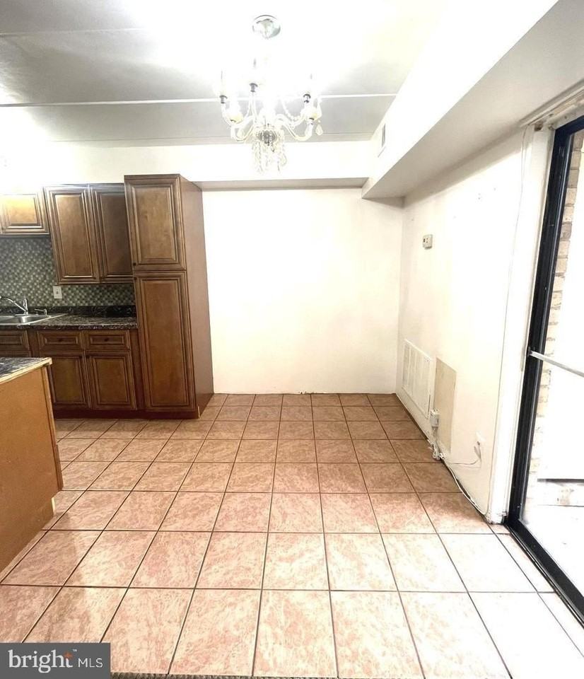 2323 Freetown Ct #2B - Photo 4 of 19