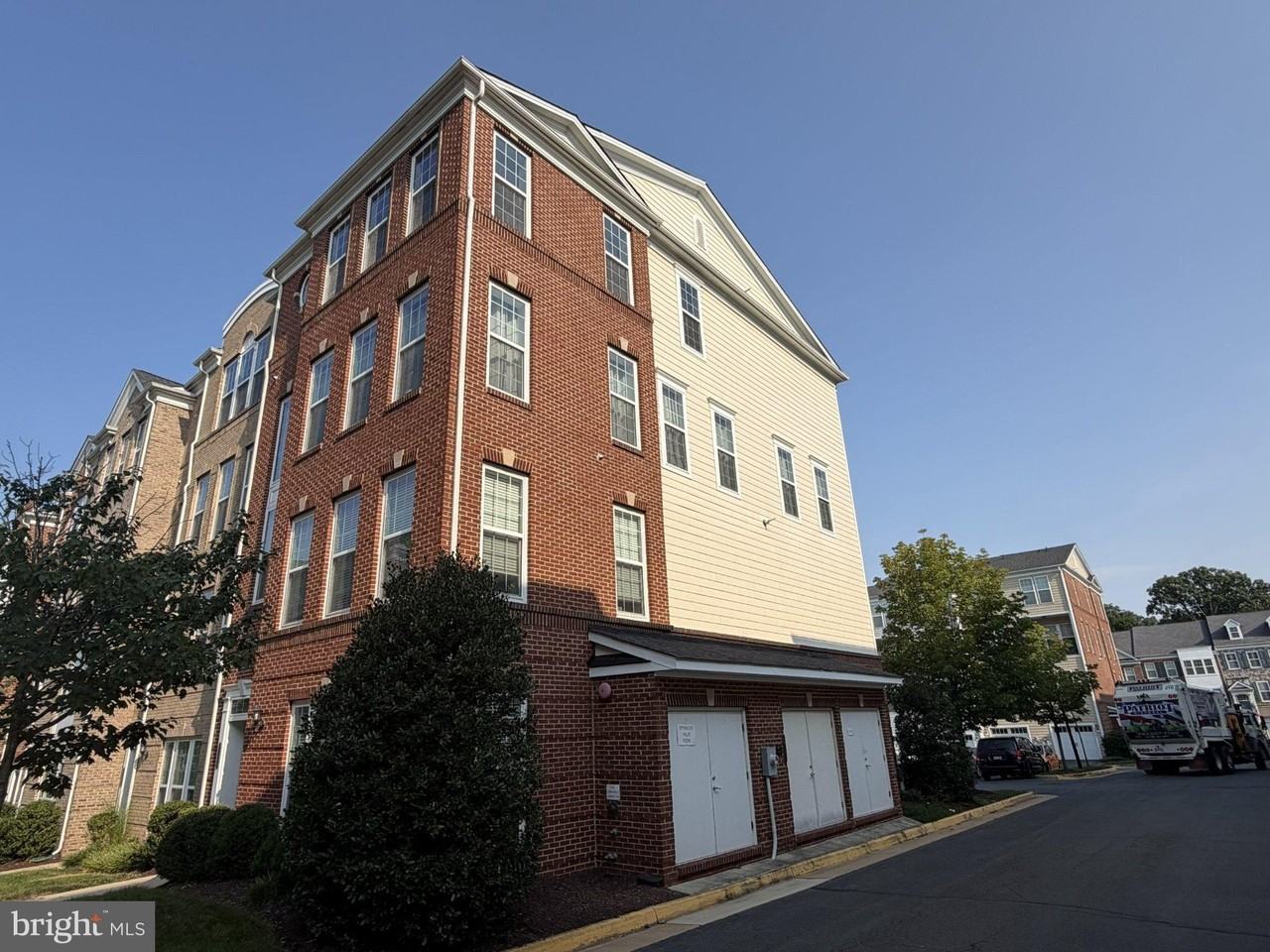 42797 Burrell Sq - Photo 2 of 18