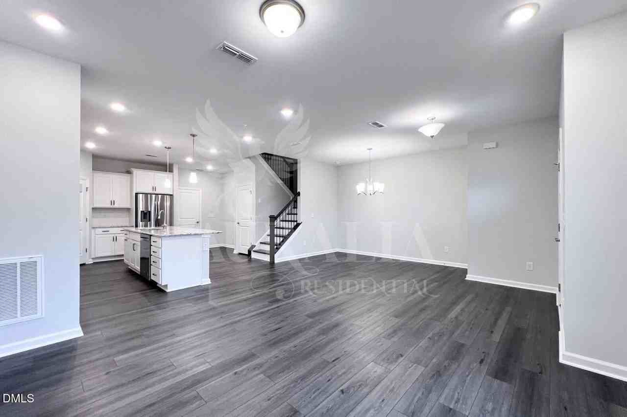 824 Silo Park Dr - Photo 5 of 41