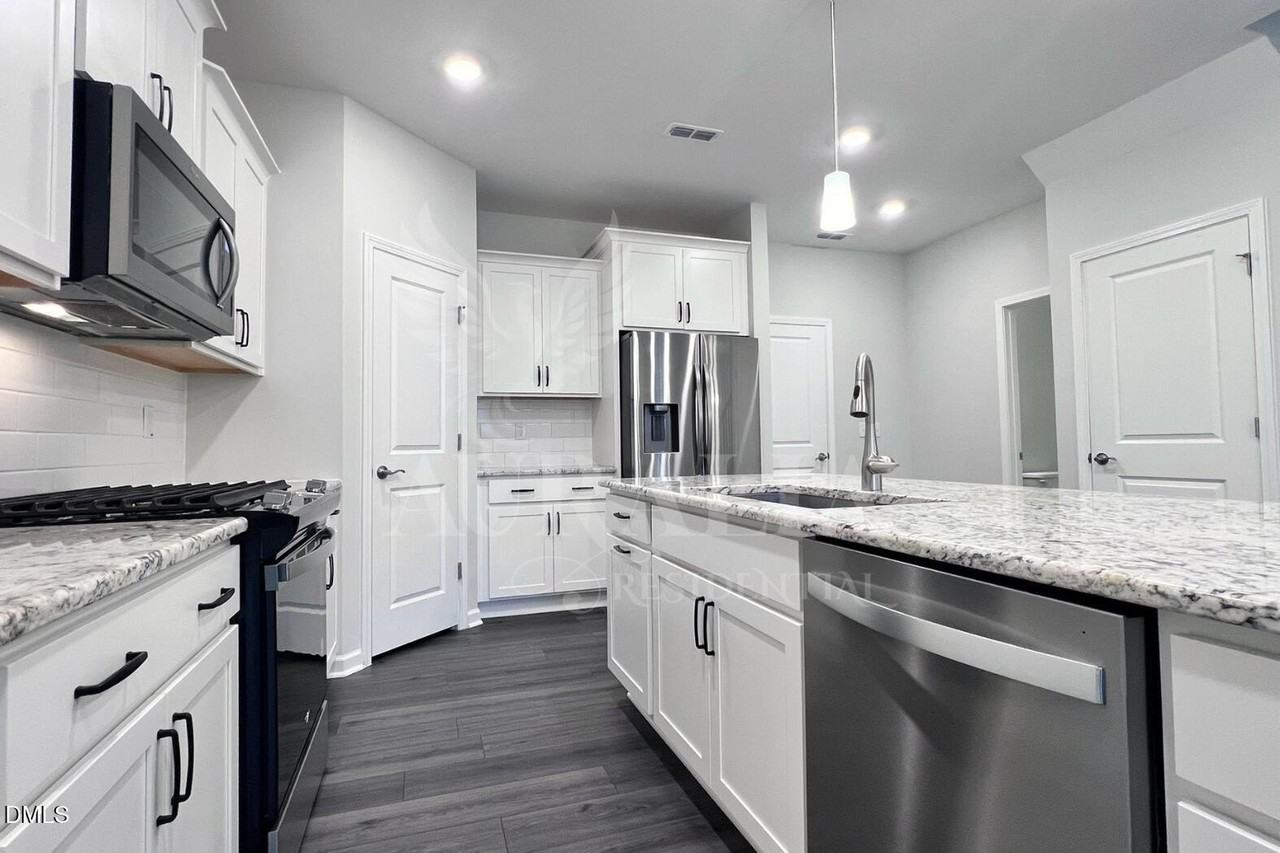 824 Silo Park Dr - Photo 7 of 41