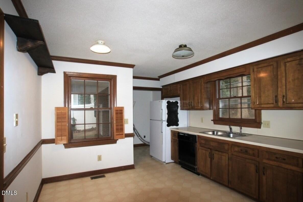 1406 Bloomingdale Dr - Photo 6 of 14