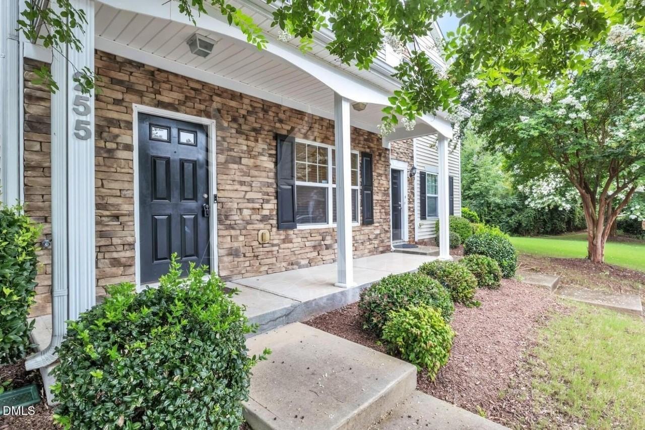 255 Hampshire Downs Dr - Photo 4 of 23
