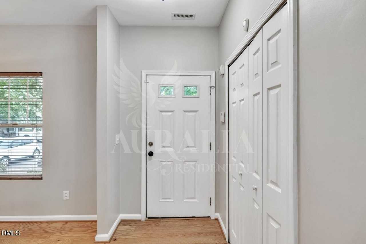 255 Hampshire Downs Dr - Photo 7 of 23