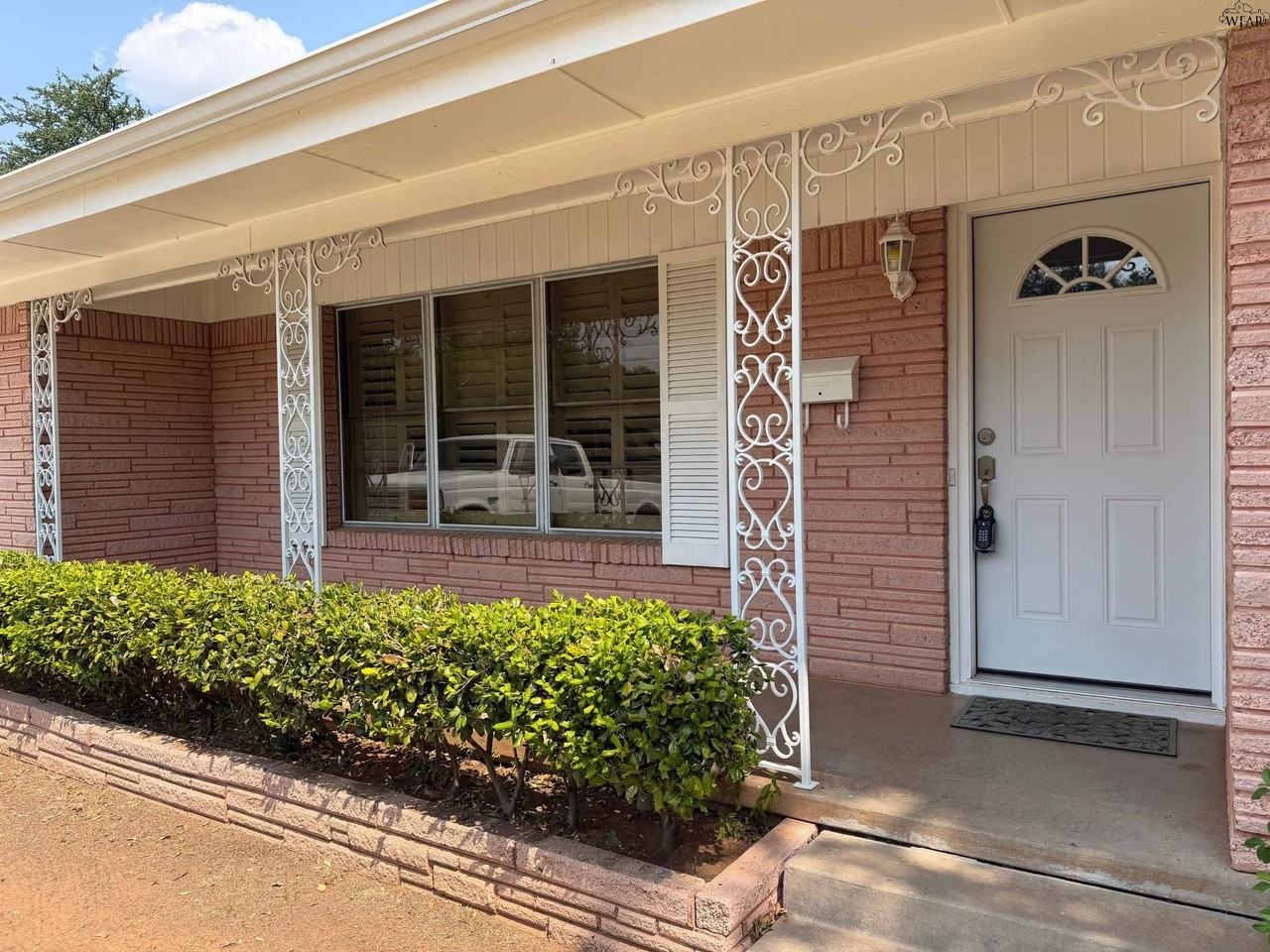 1547 Singleton Ave - Photo 4 of 21