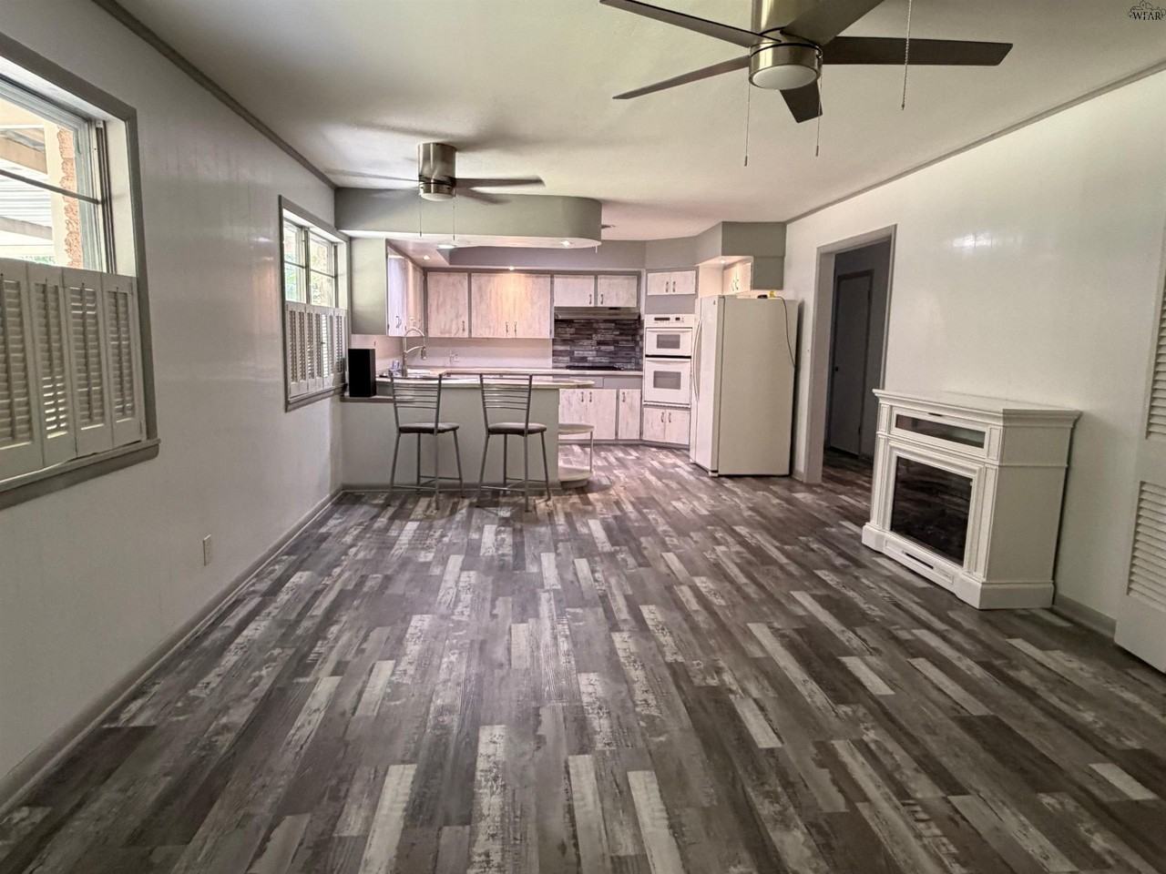 1547 Singleton Ave - Photo 7 of 21