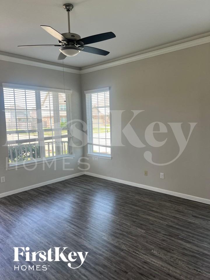 3219 Walden Breeze Ct - Photo 2 of 11