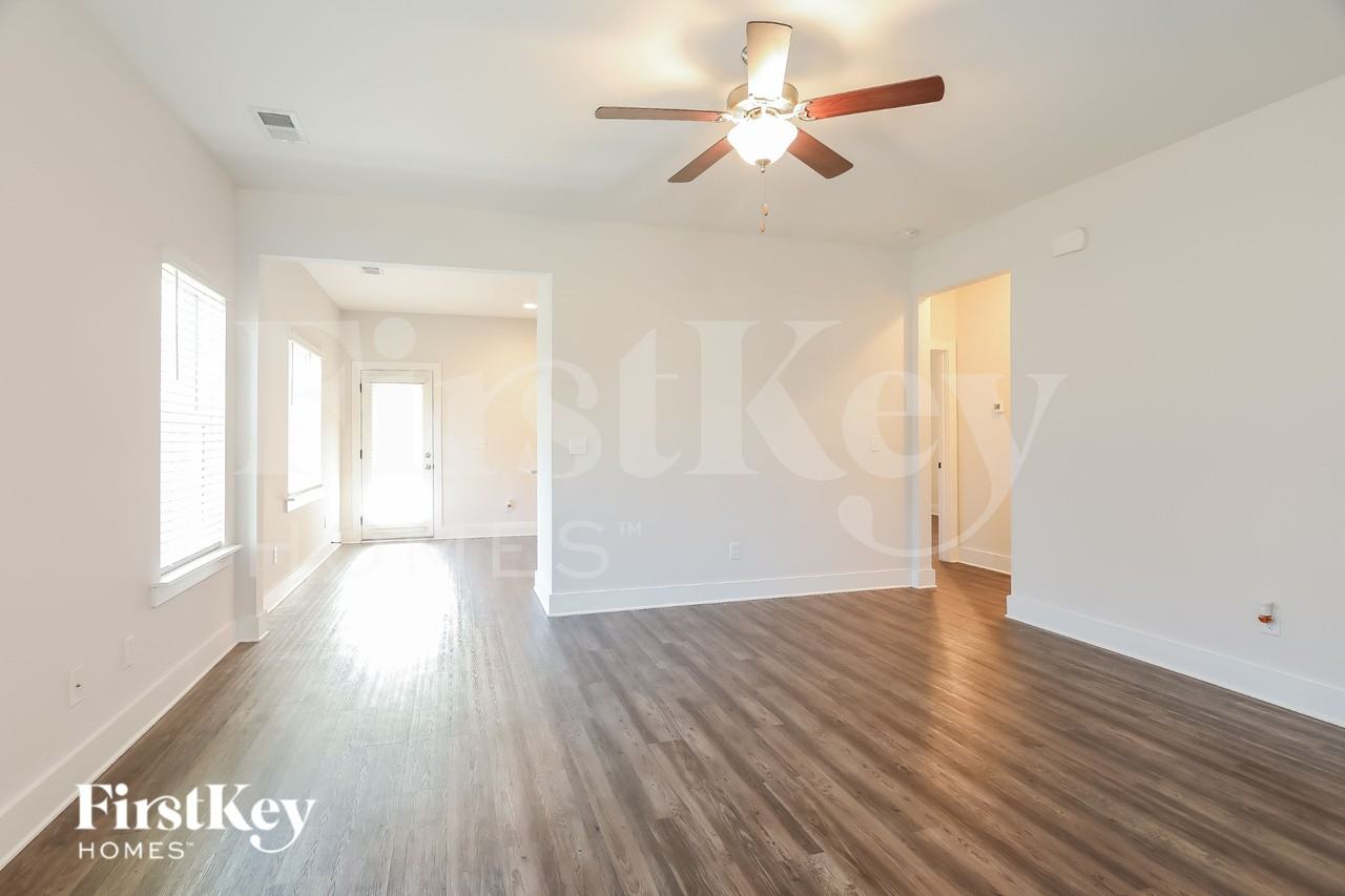 1414 Woodridge Pl - Photo 2 of 15