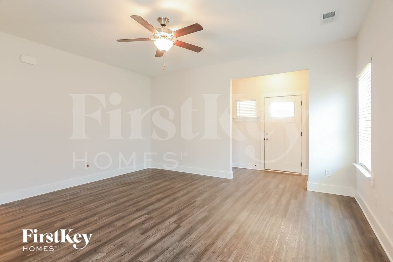 1414 Woodridge Pl - Photo 3 of 15