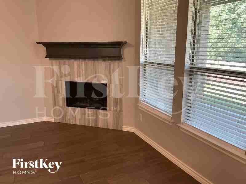 1060 Wildwood Dr - Photo 2 of 10