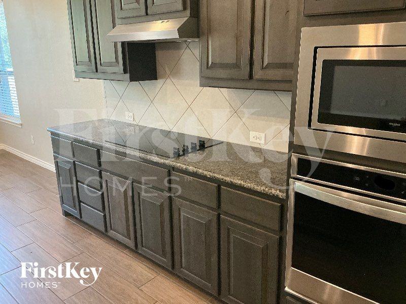 1060 Wildwood Dr - Photo 3 of 10