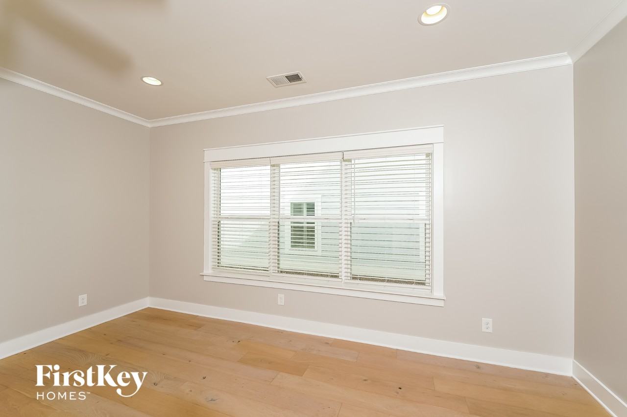 1320 Shades Ter - Photo 3 of 15