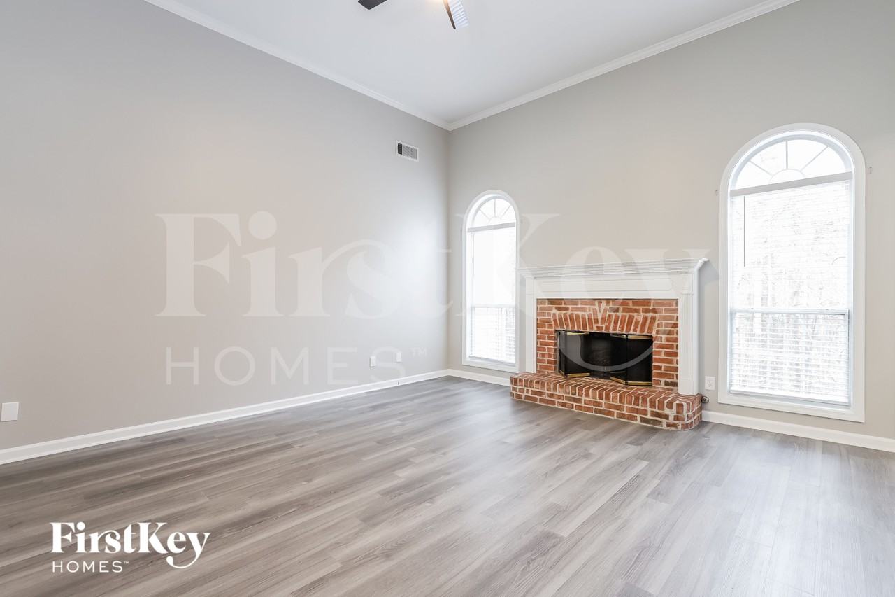 5320 Parkside Trl - Photo 3 of 15