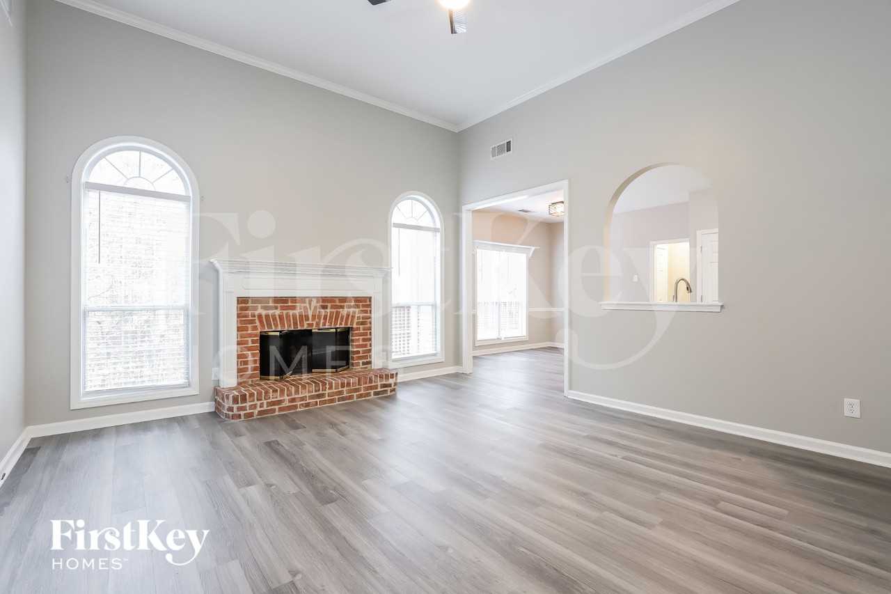 5320 Parkside Trl - Photo 4 of 15
