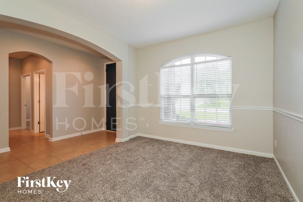 166 Queen Victoria Ave - Photo 4 of 15