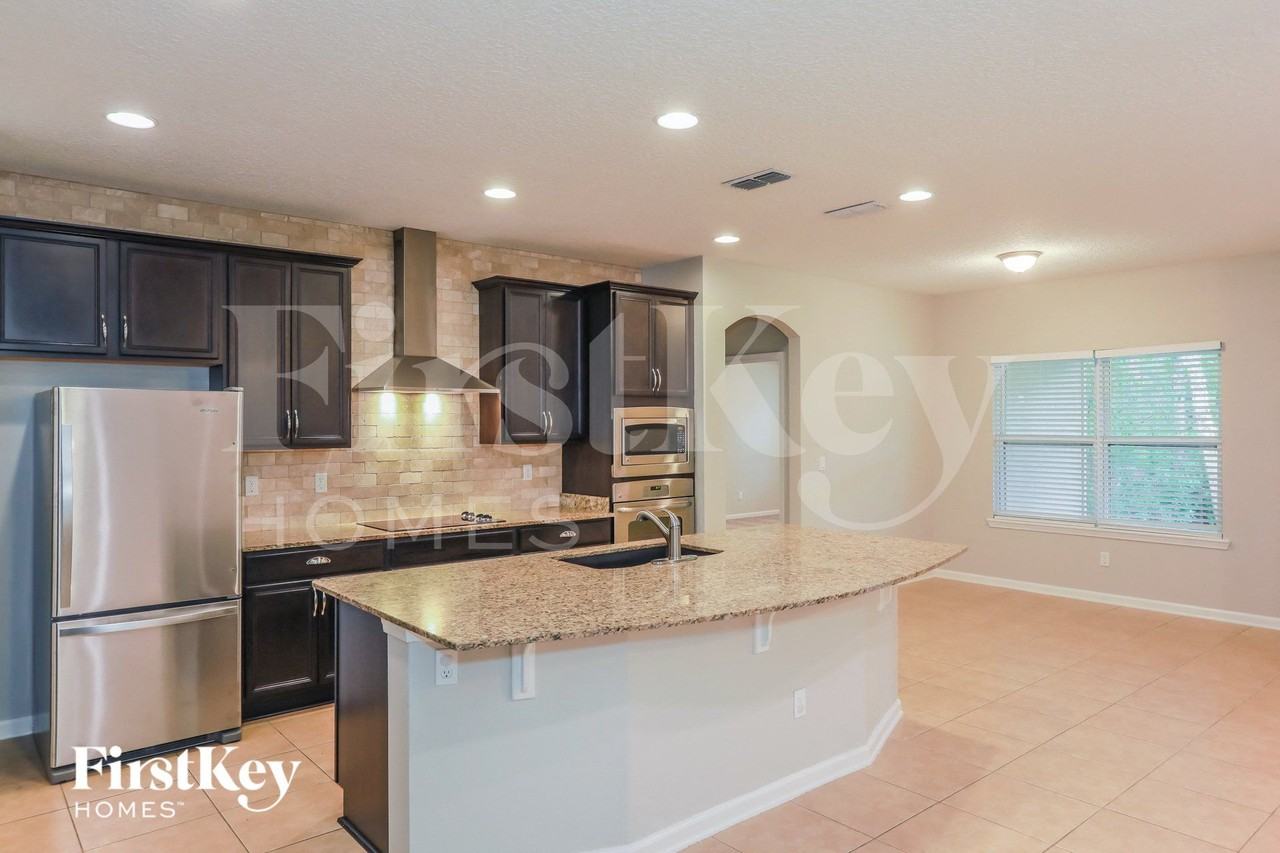 166 Queen Victoria Ave - Photo 7 of 15