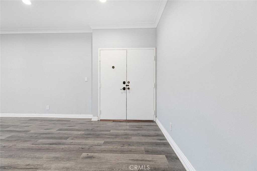 234 N Kenwood St - Photo 5 of 18
