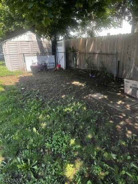 577 Christopher St - Photo 4 of 8