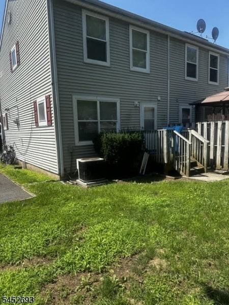 577 Christopher St - Photo 5 of 8
