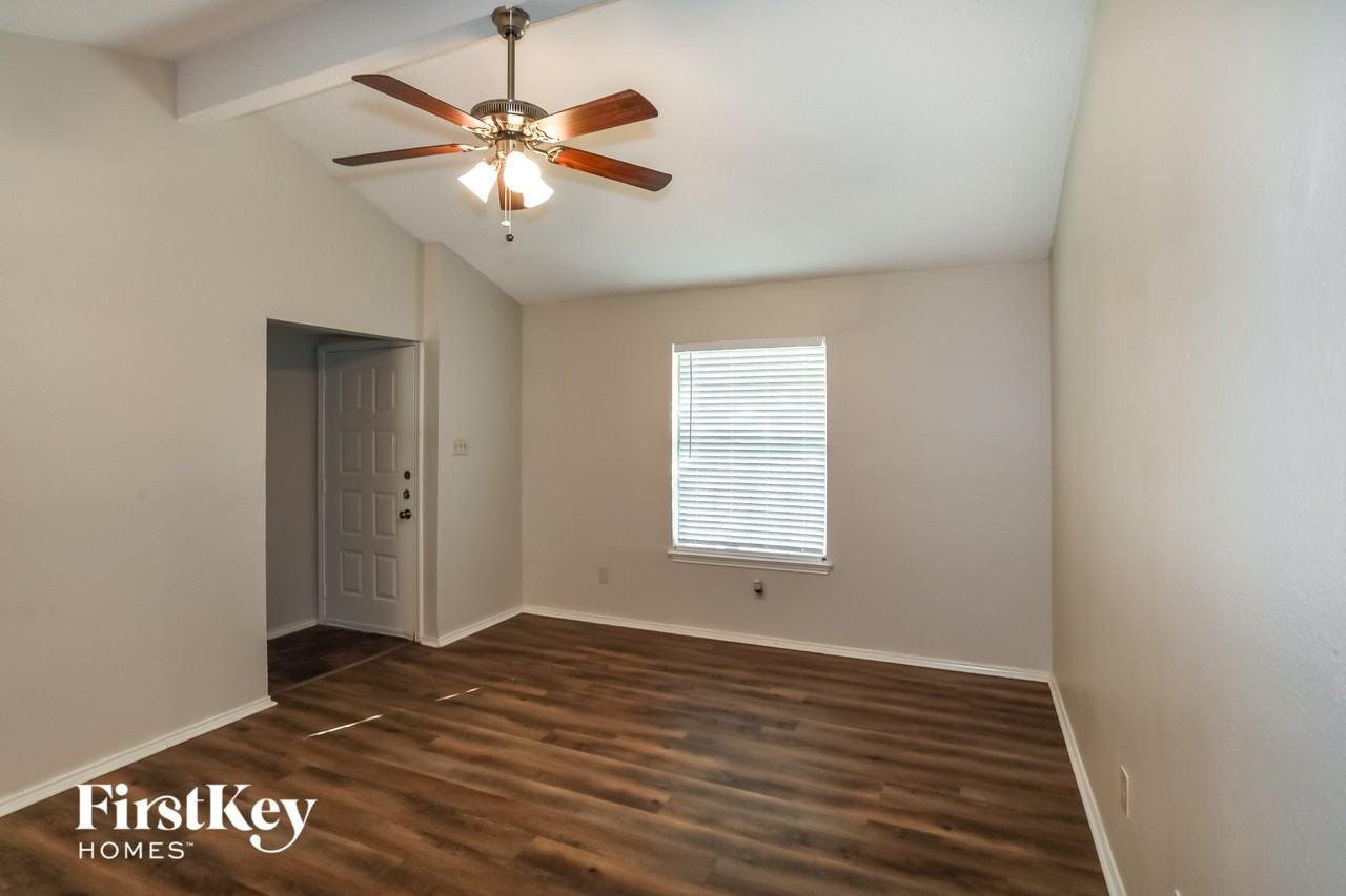 624 S Waxahachie St - Photo 2 of 15