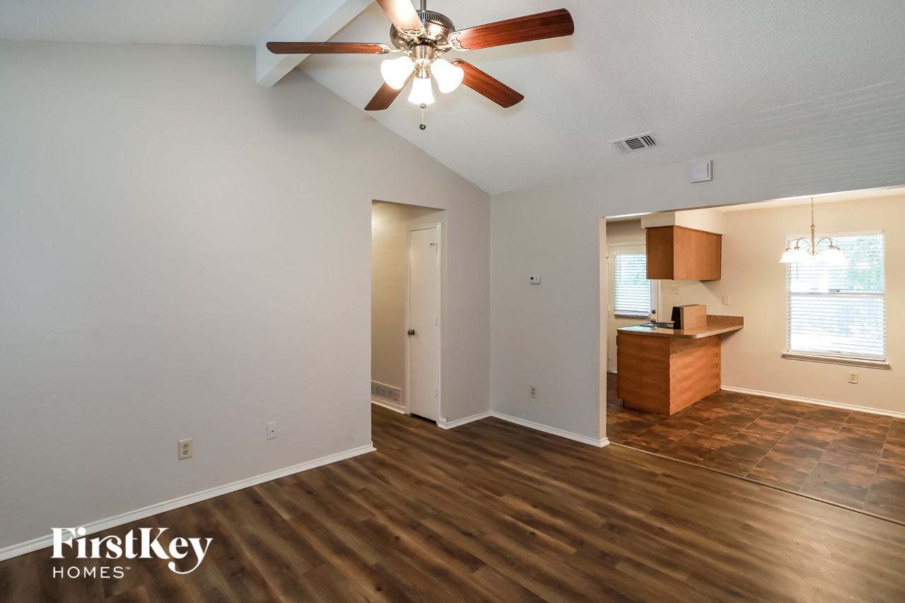624 S Waxahachie St - Photo 3 of 15