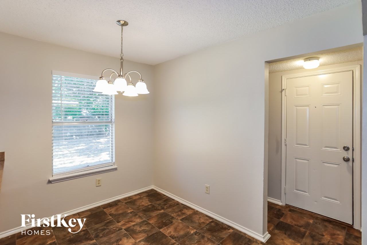 624 S Waxahachie St - Photo 4 of 15