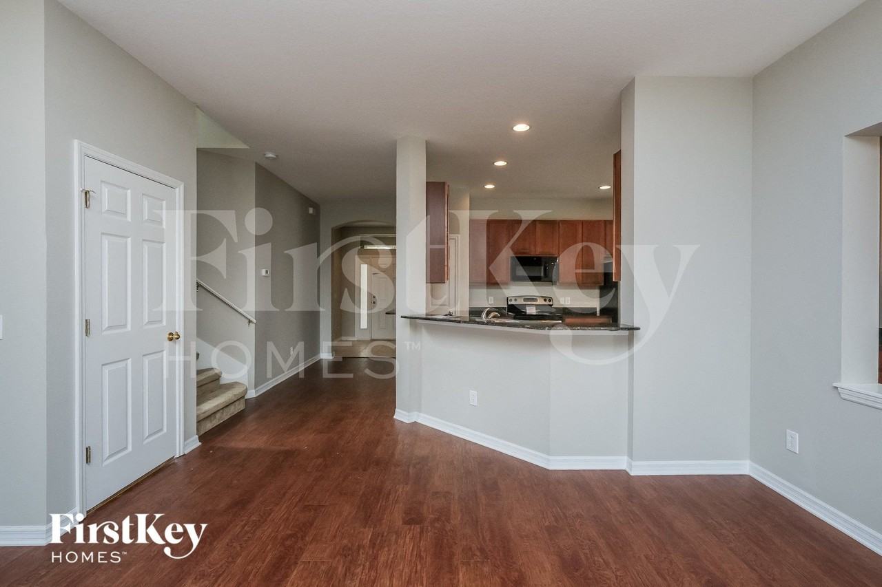 527 Dunaway Dr - Photo 3 of 17