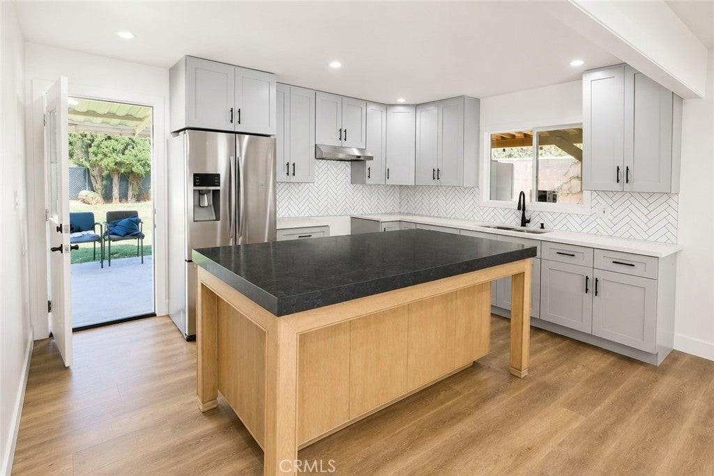 441 Wickford Ave - Photo 4 of 14