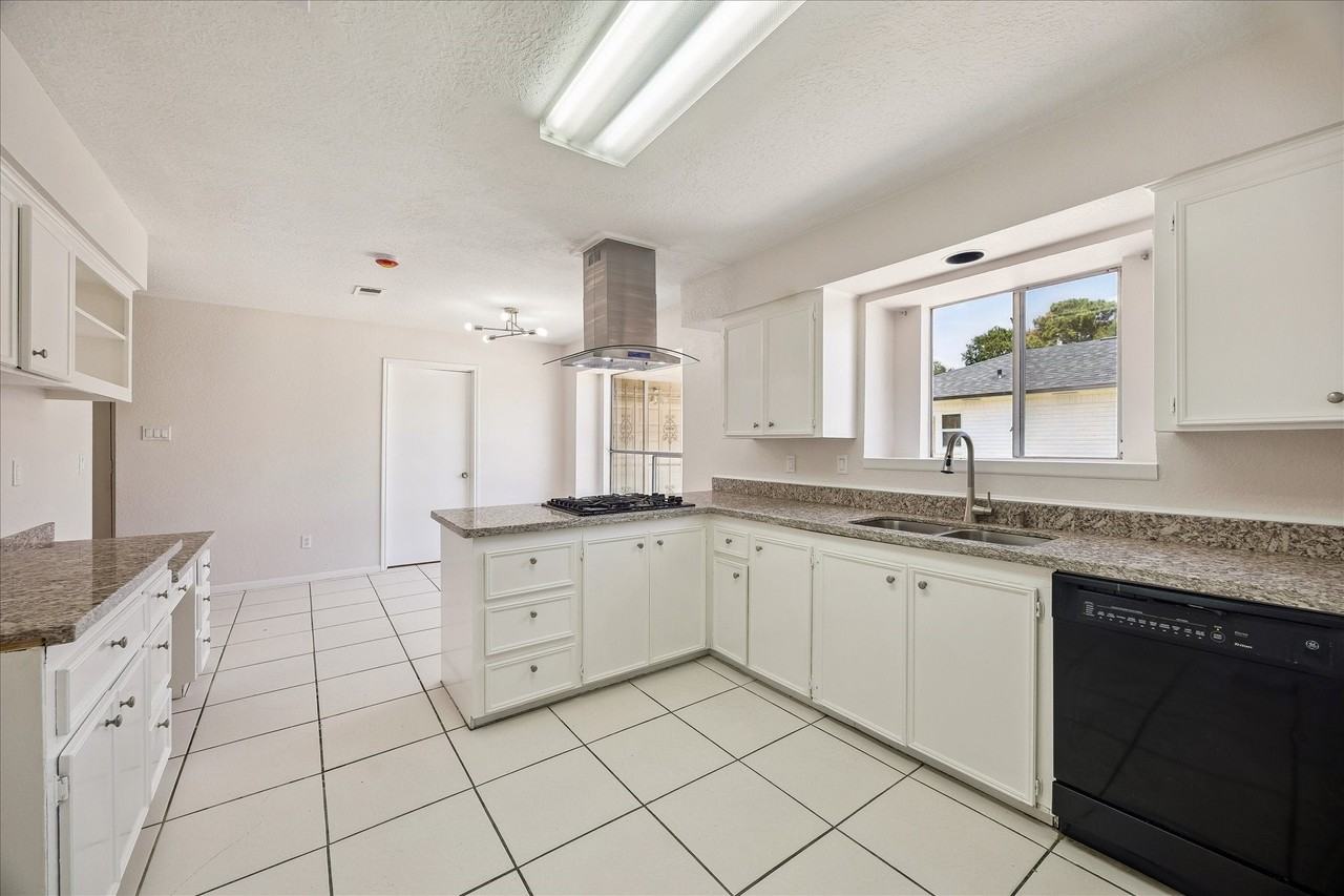 7618 Bankside Dr - Photo 3 of 16