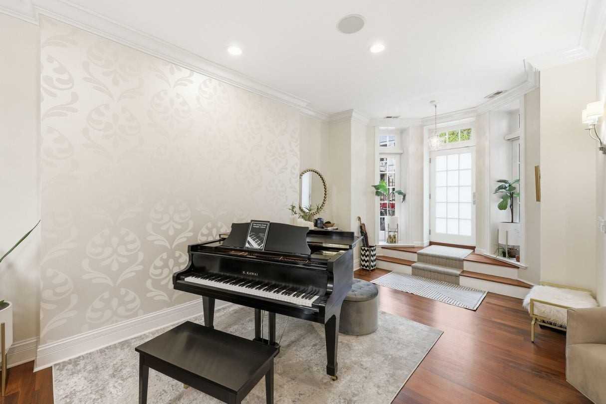 22 E Division St - Photo 5 of 48