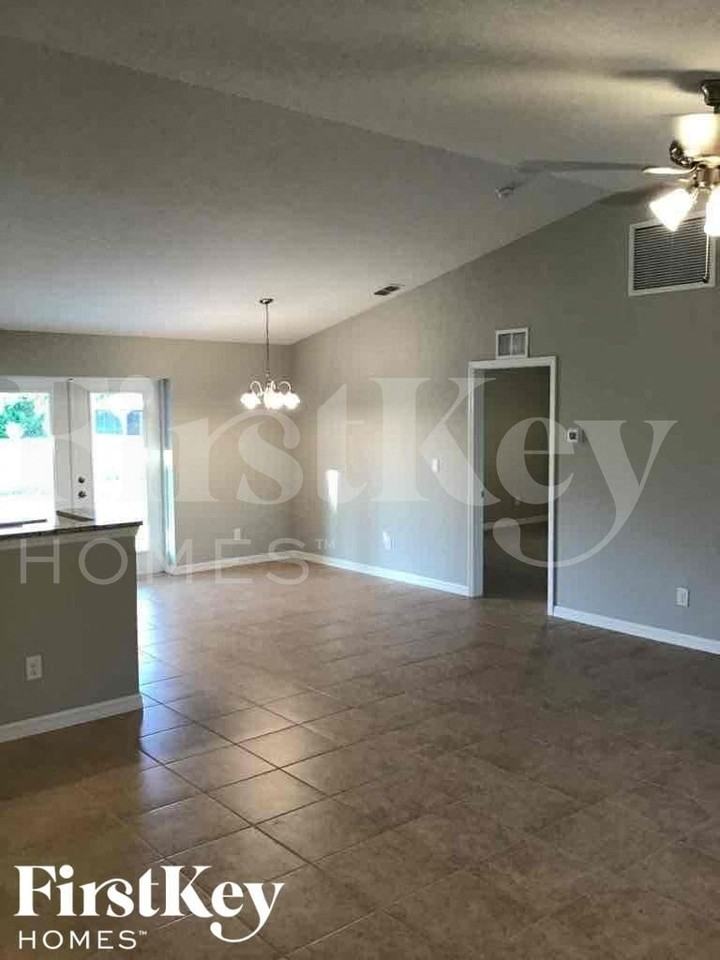 10518 Deerwood Ave - Photo 3 of 14