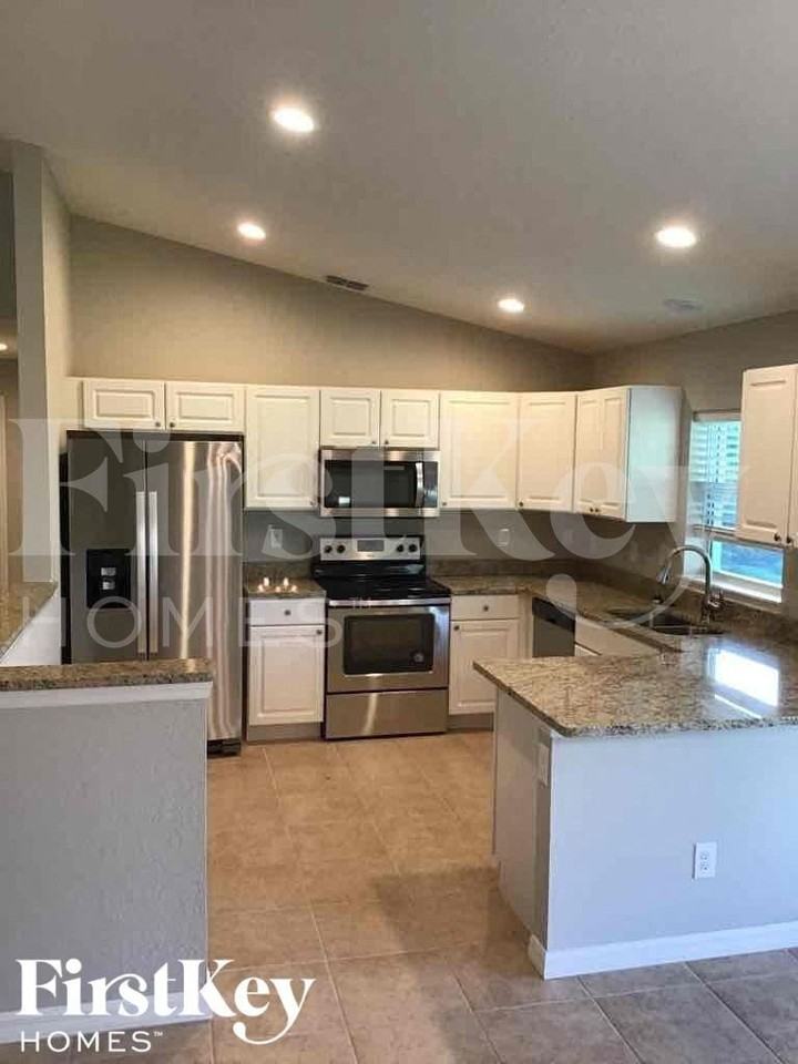 10518 Deerwood Ave - Photo 4 of 14