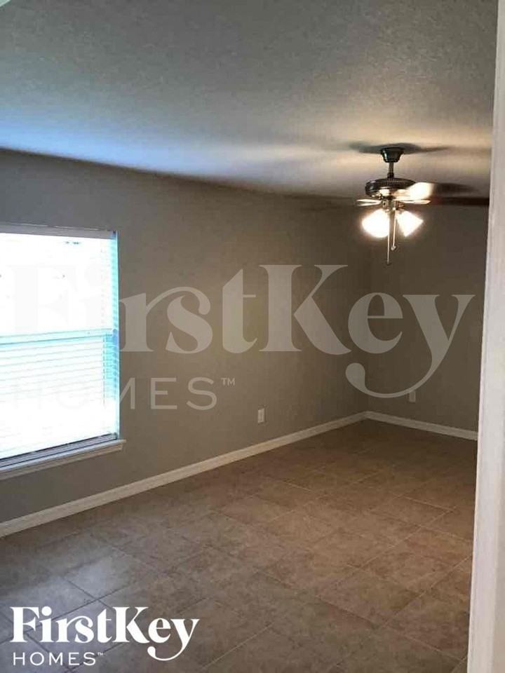 10518 Deerwood Ave - Photo 6 of 14