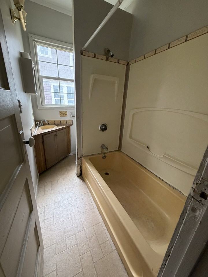 516 W Marion St #A - Photo 3 of 7