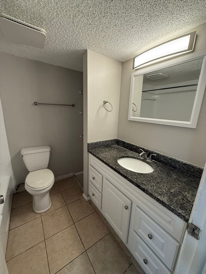 3322 Camelot Dr #C3 - Photo 5 of 16