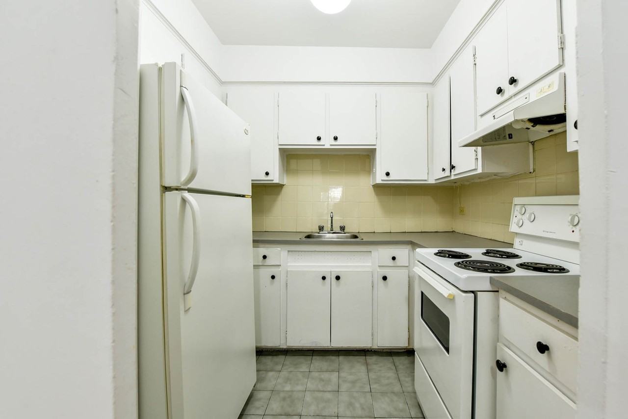 2400 Av Van Horne — photo 1