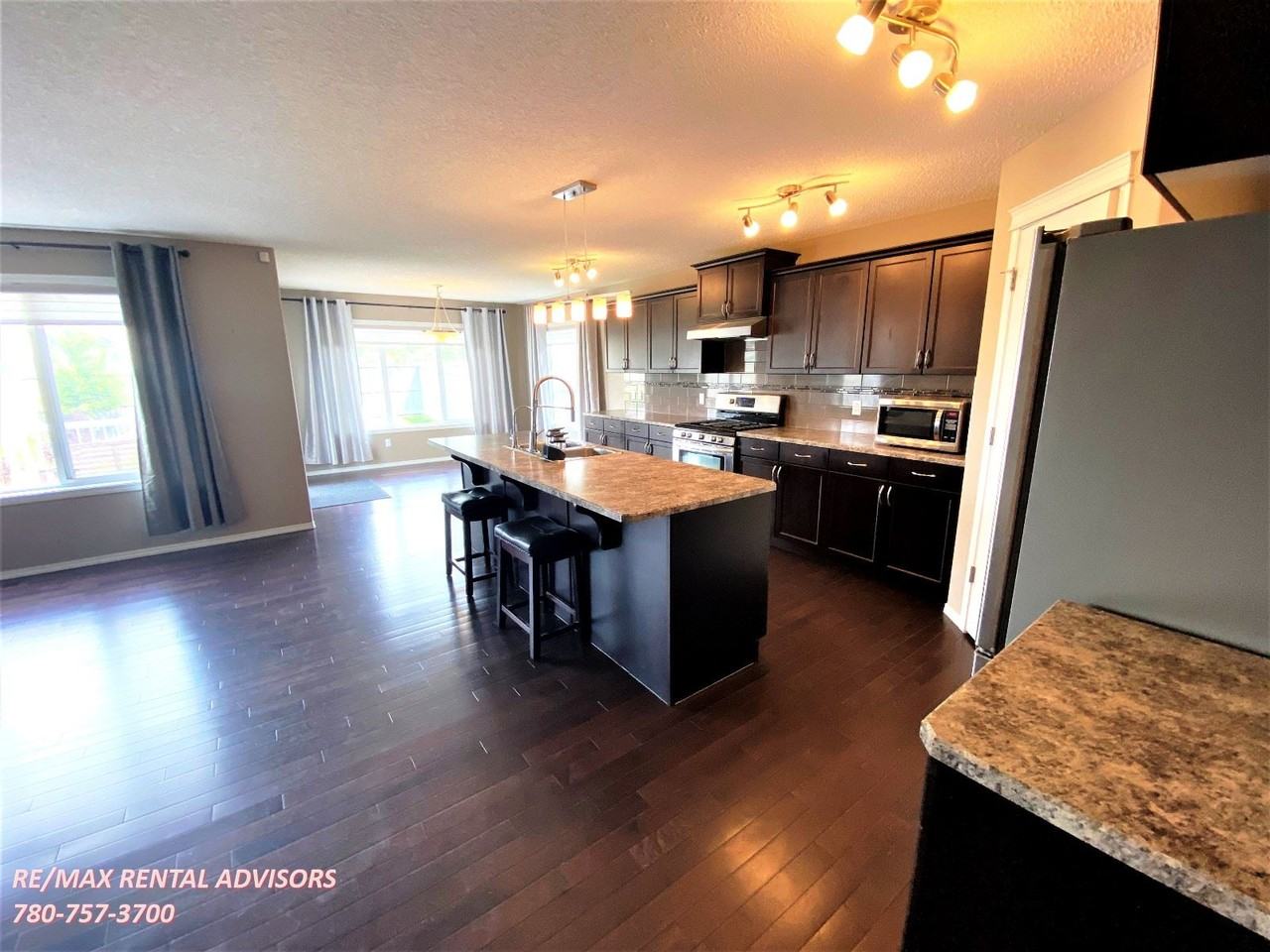 2531 Cole Cres Sw - Photo 4 of 21