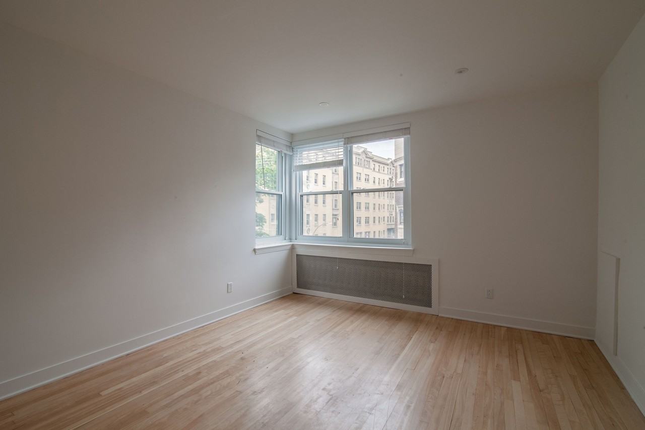 2105 Chomedey Street - Photo 4 of 50
