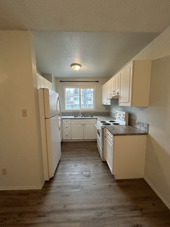 1427 18 Street - Photo 2 of 21