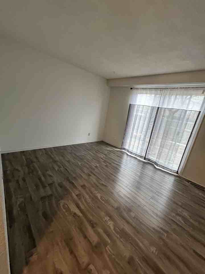 1427 18 St - Photo 4 of 23