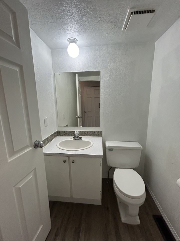 1427 18 St - Photo 6 of 23