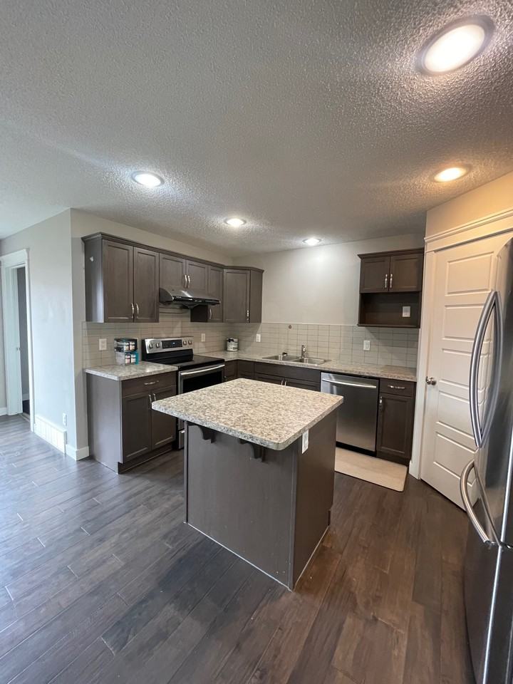 16724 15 Ave Sw - Photo 4 of 31