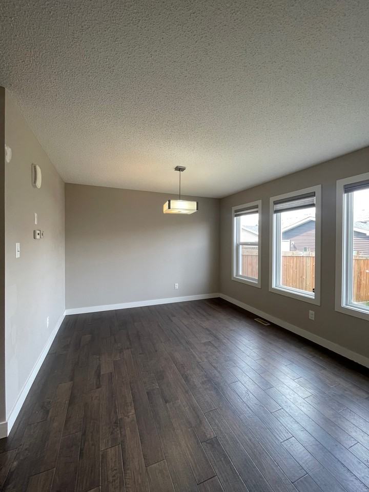 16724 15 Ave Sw - Photo 5 of 31