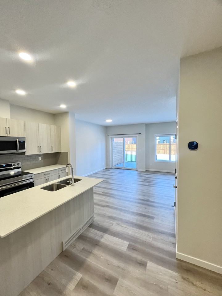 2205 Muckleplum Cres Sw - Photo 3 of 26