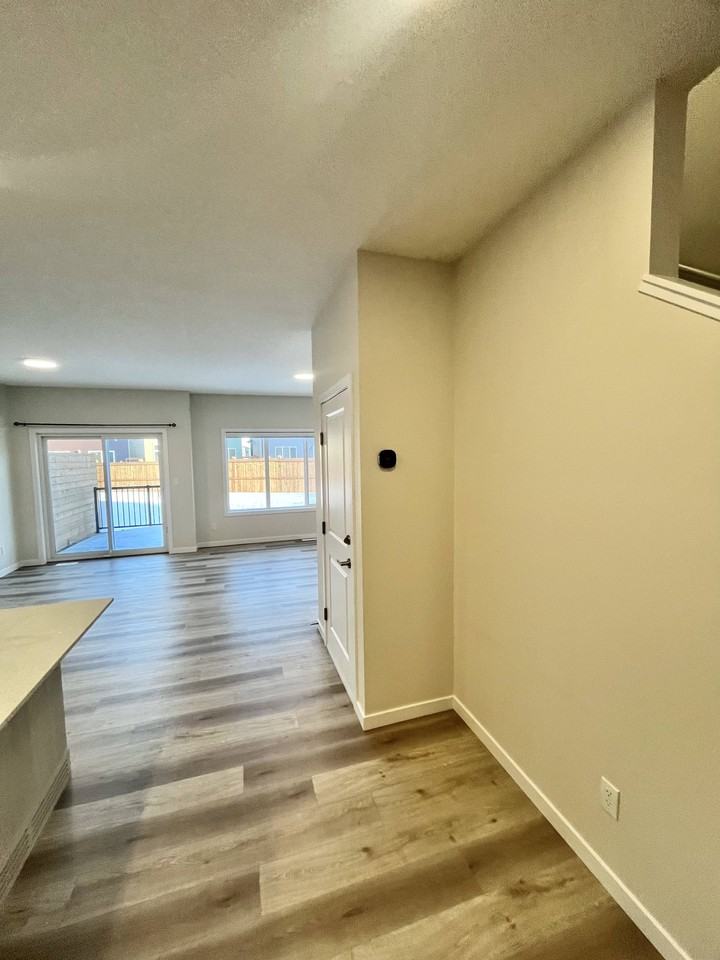 2205 Muckleplum Cres Sw - Photo 4 of 26