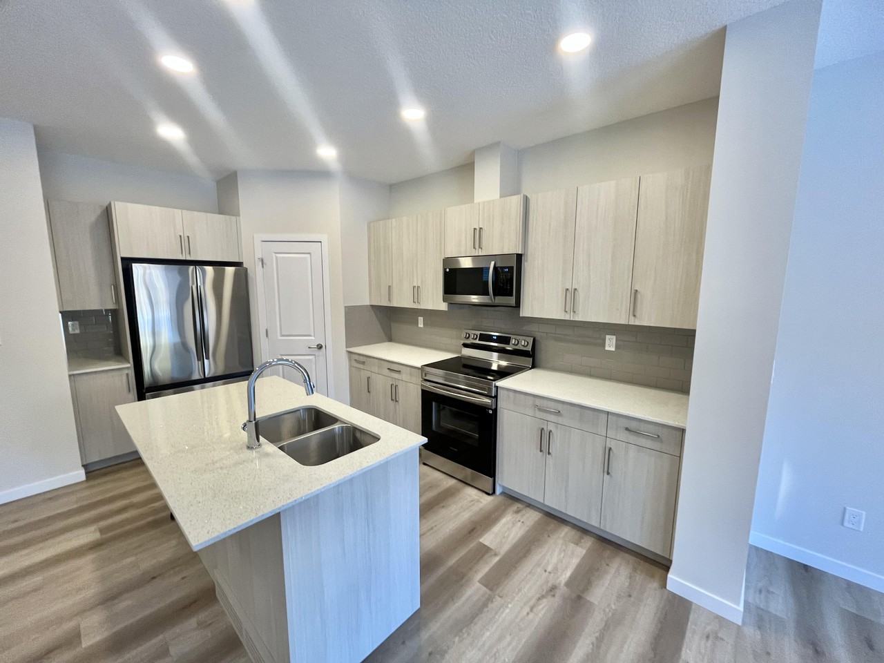 2205 Muckleplum Cres Sw - Photo 5 of 26