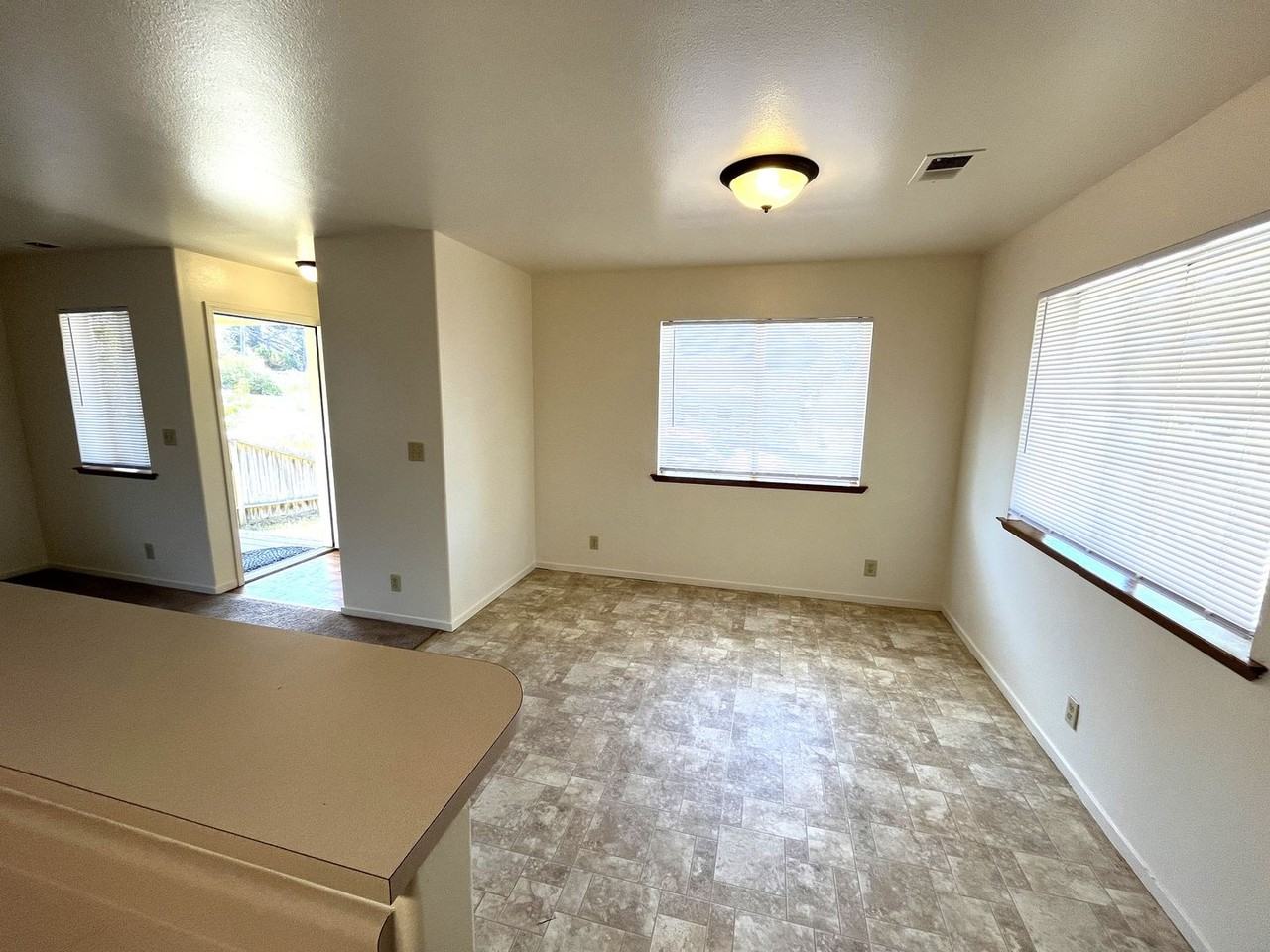 2025 Thiel Ave - Photo 4 of 22