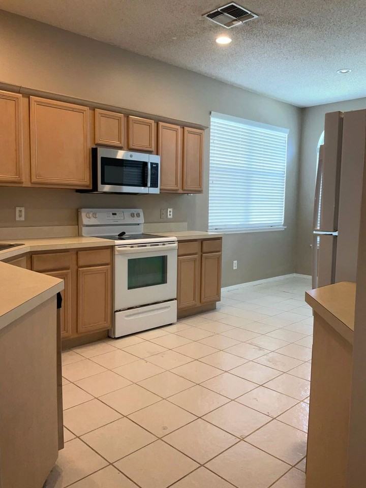1318 Lake Biscayne Way - Photo 4 of 29