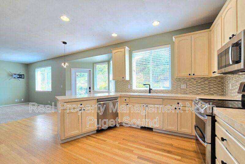 7627 80th Ave Ne - Photo 7 of 32