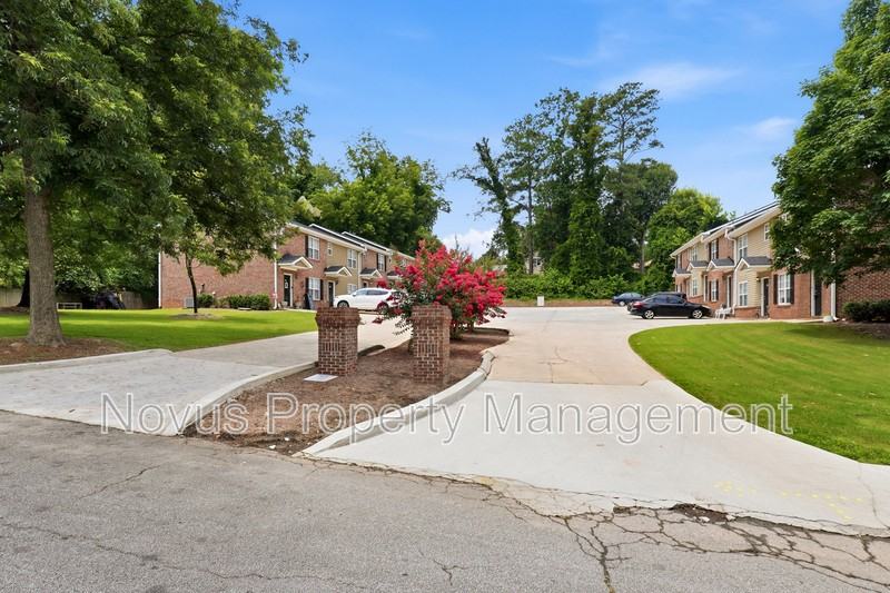 525 Lawson St - Photo 3 of 7
